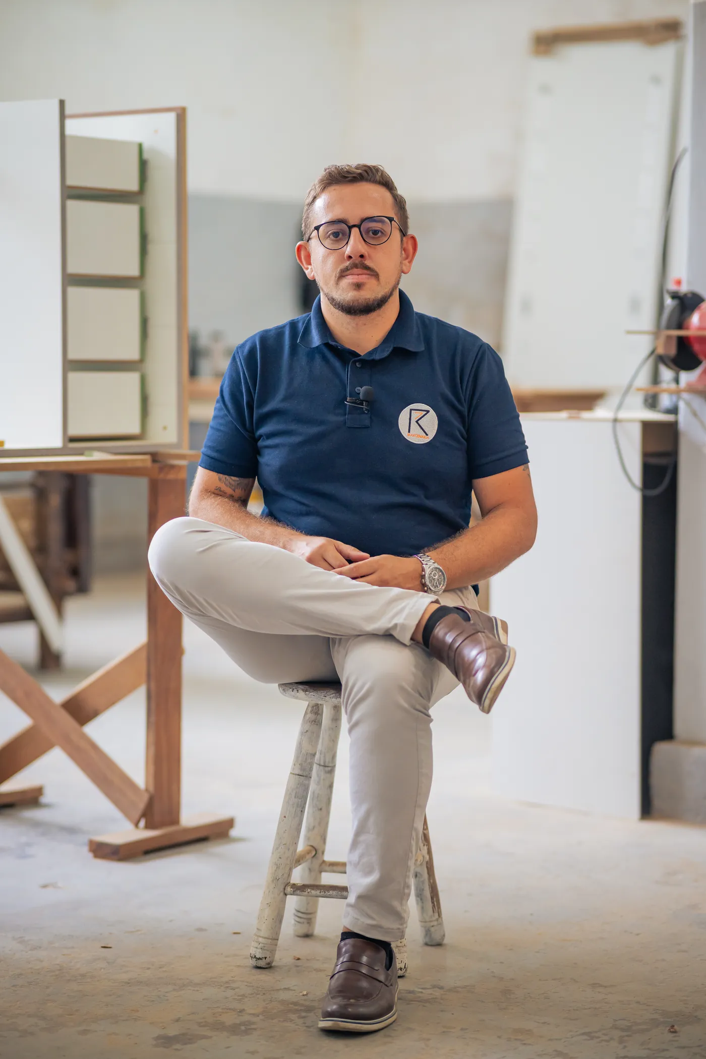 Flávio Schanuel na fábrica, entre peças em produção
