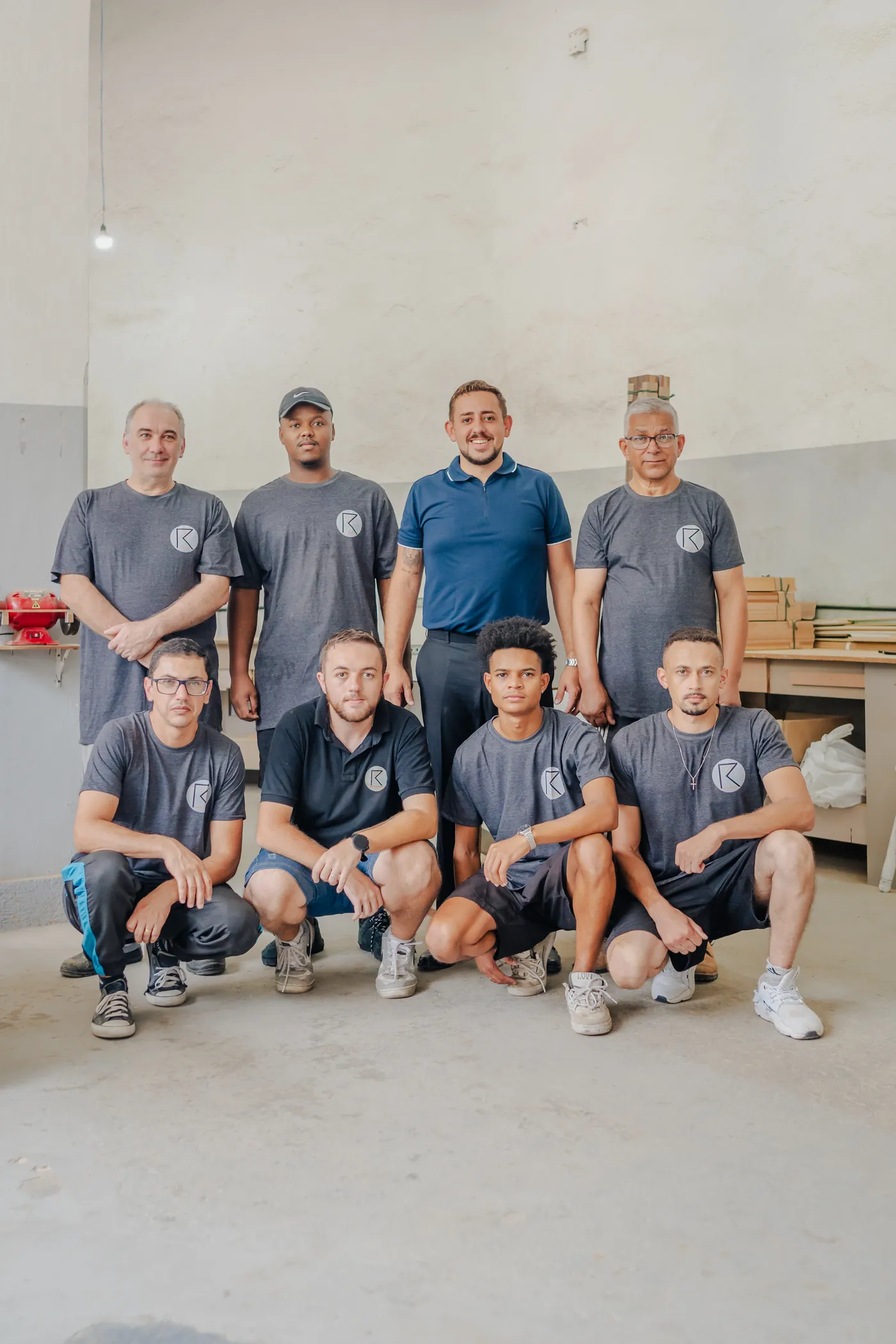 Equipe da Requinte Marcenaria reunida na fábrica