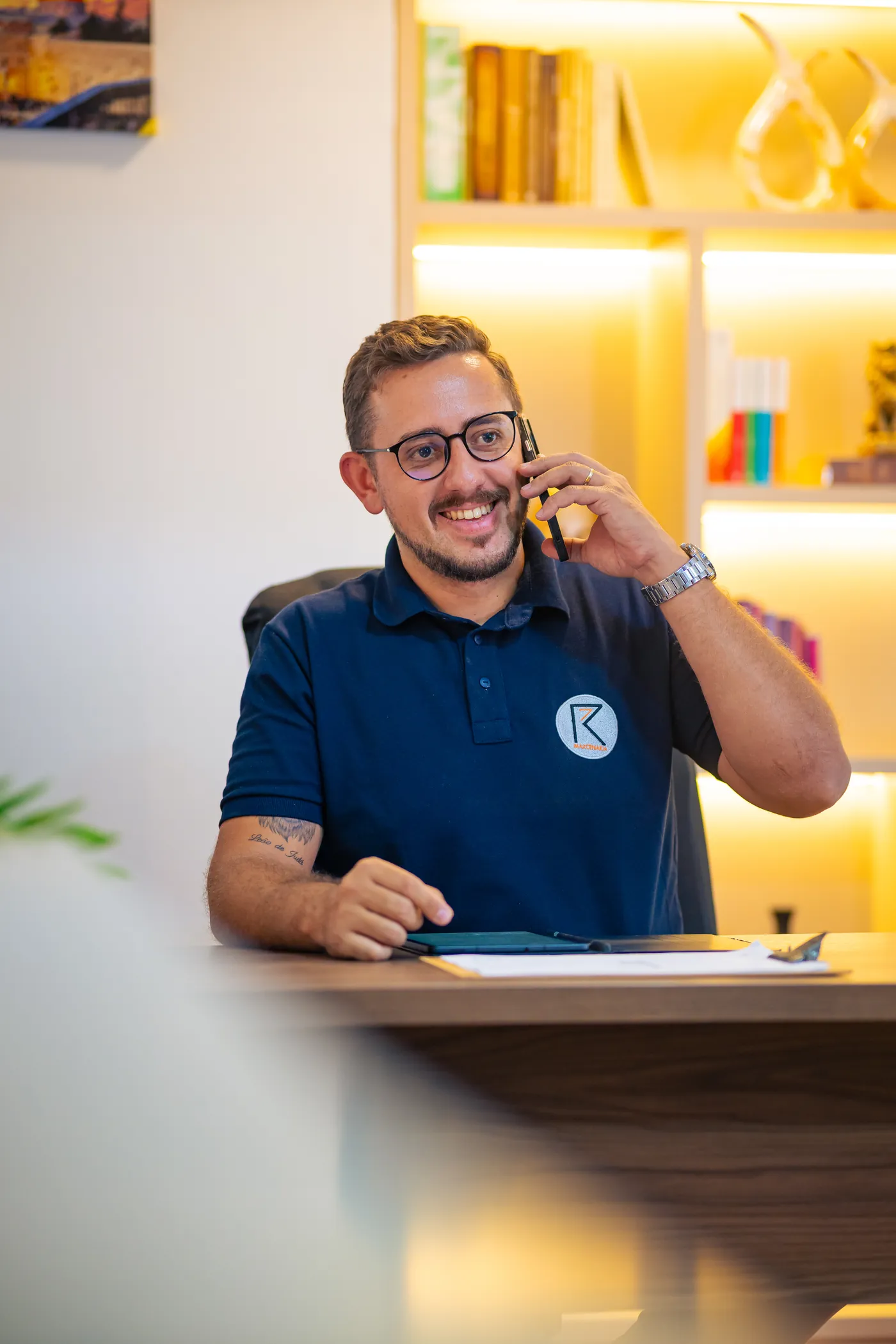 Flávio Schanuel no escritório da Requinte Marcenaria