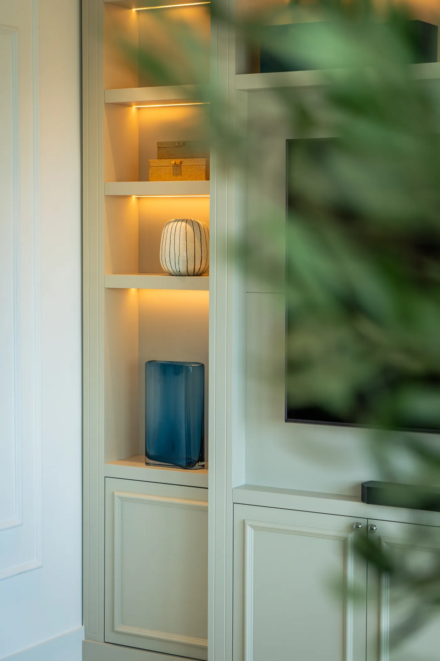 Estante lacada com nichos e iluminação embutida
